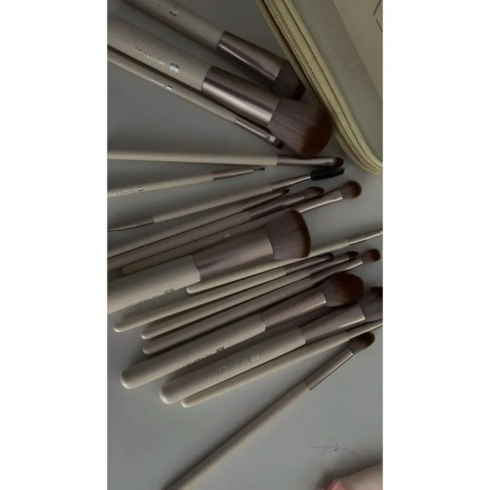 Hemkgo 18pcs Professional Premium Makeup Brushes with 2 Powder Puff & Travel Bag